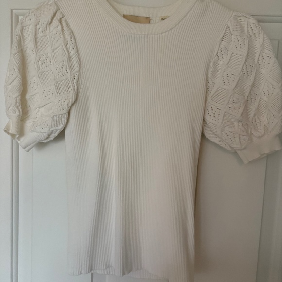 White top with designed puffy sleeves - Picture 1 of 3